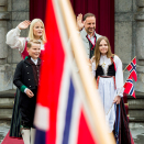 Kronprinsfamilien hilser barnetoget i Asker utenfor Skaugum. Foto: Vegard Wivestad Grøtt / NTB scanpix